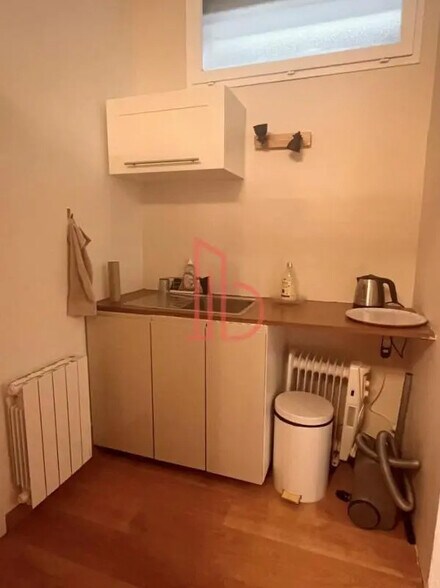 Office in Bordeaux for lease - Interior Photo - Image 3 of 5