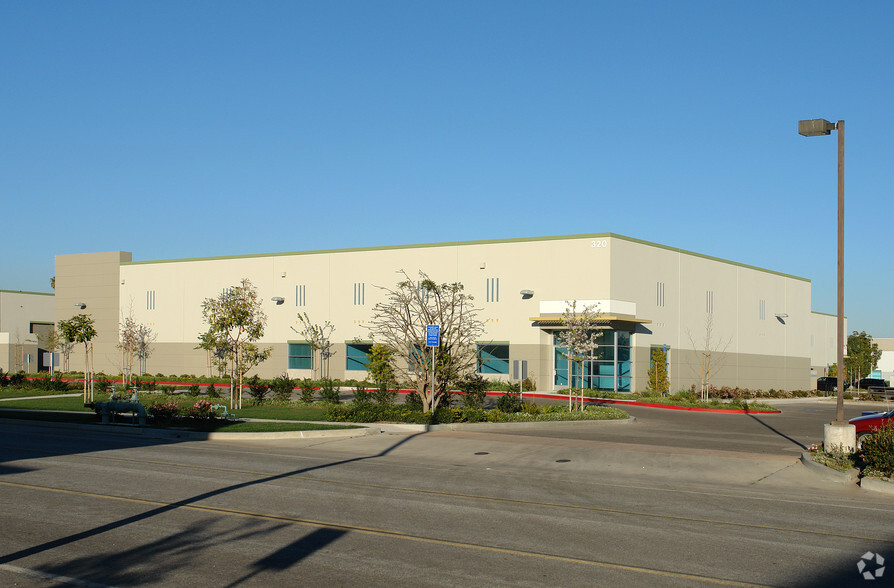 320 Hearst Dr, Oxnard, CA for lease - Primary Photo - Image 1 of 4