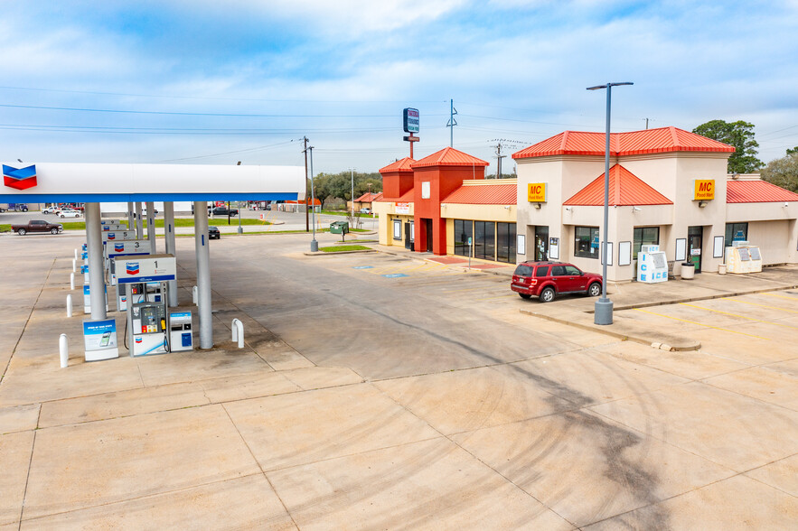 1721 S Mechanic St, El Campo, TX for lease - Building Photo - Image 2 of 11