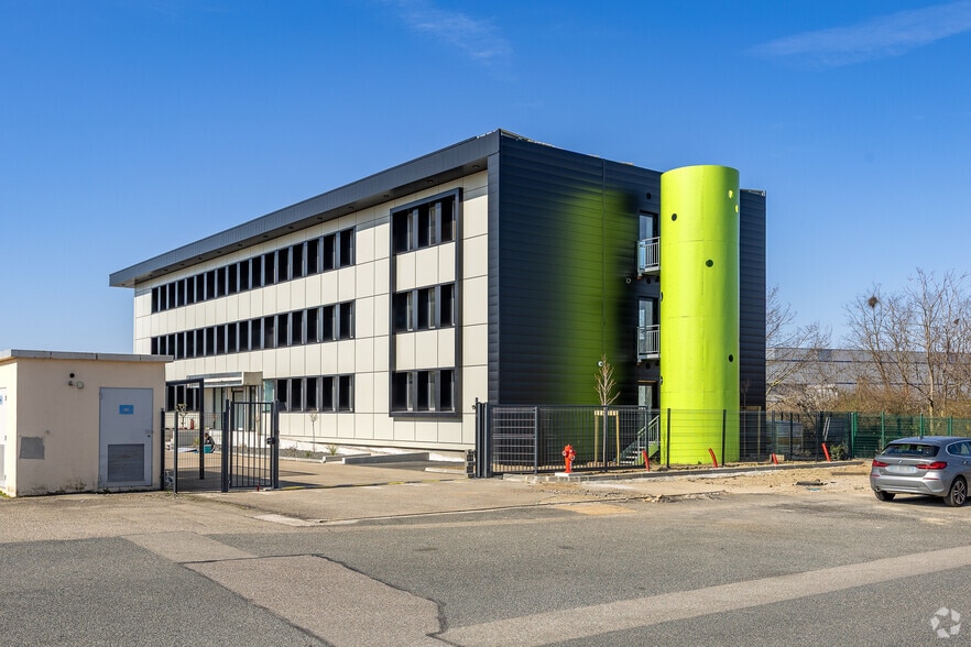 Office in Saint-Priest for lease - Primary Photo - Image 1 of 7