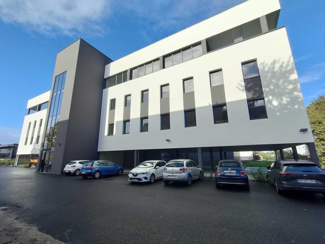 Office in Mérignac for lease Building Photo- Image 1 of 12