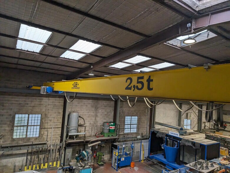 Flex in Vitrolles for lease - Interior Photo - Image 2 of 9