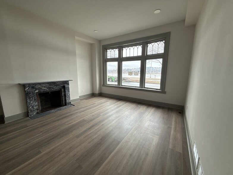 321 N Front St, Harrisburg, PA for sale - Interior Photo - Image 2 of 25