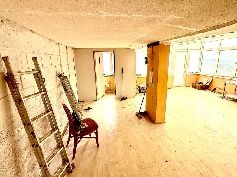 56 High St, Holbeach for sale - Interior Photo - Image 2 of 2