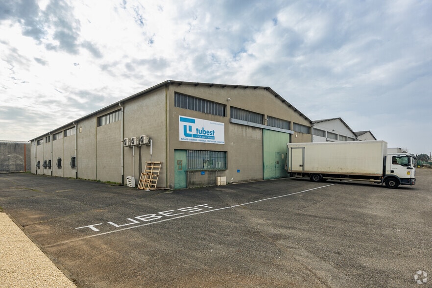 Flex in Décines-Charpieu for lease - Primary Photo - Image 1 of 2
