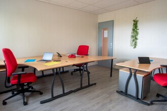 8 Rue Marc Verdier, Pont-Sainte-Marie for lease Interior Photo- Image 2 of 3