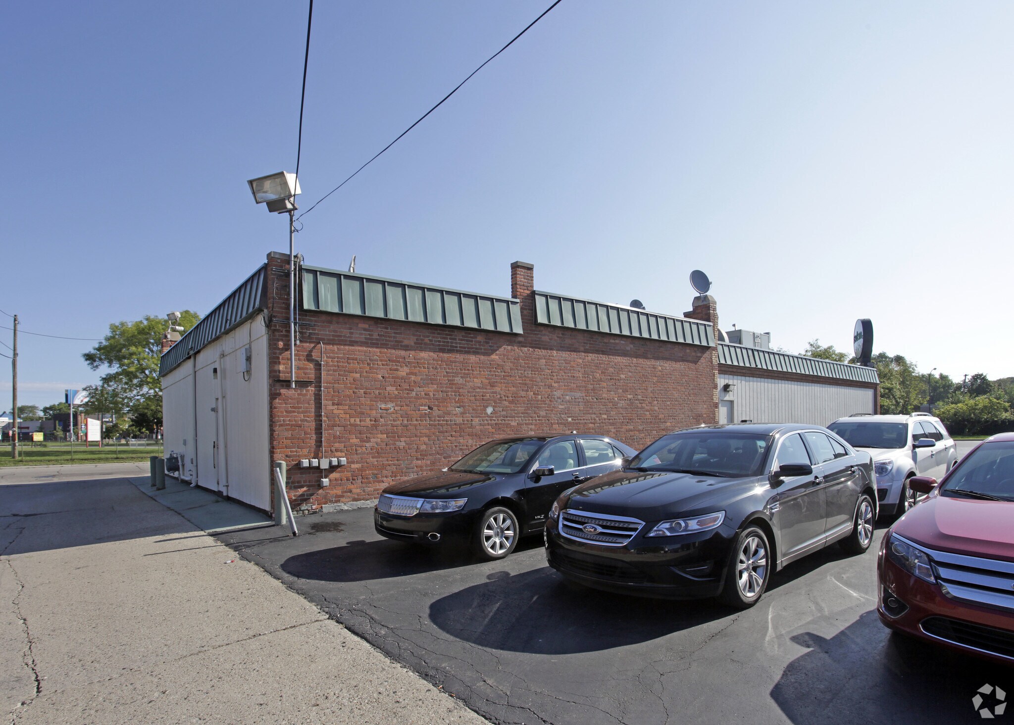 22061 Woodward Ave, Ferndale, MI 48220 COMMERCIAL BUILDING WITH CLASS