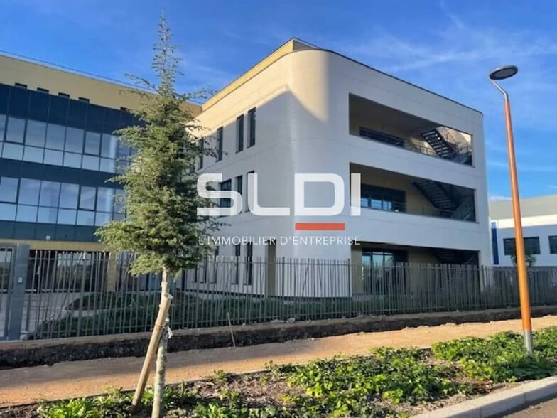 Office in Genas for lease - Building Photo - Image 1 of 10