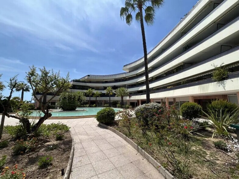 Retail in Saint-Laurent-du-Var for sale - Building Photo - Image 2 of 13