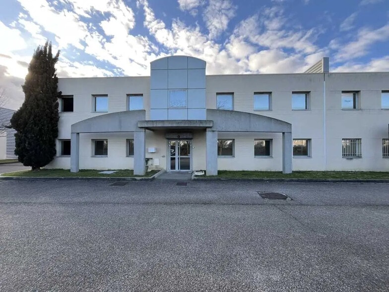 36 Rue Champ Dolin, Saint-Priest for lease - Building Photo - Image 1 of 18