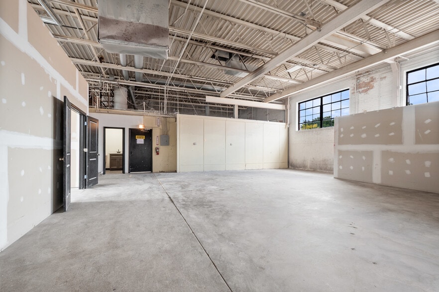 8019 Monticello Ave, Skokie, IL for lease - Interior Photo - Image 2 of 17