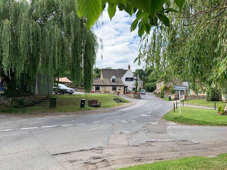 Leafield Rd, Witney, OX29 9TW The Lamb Inn