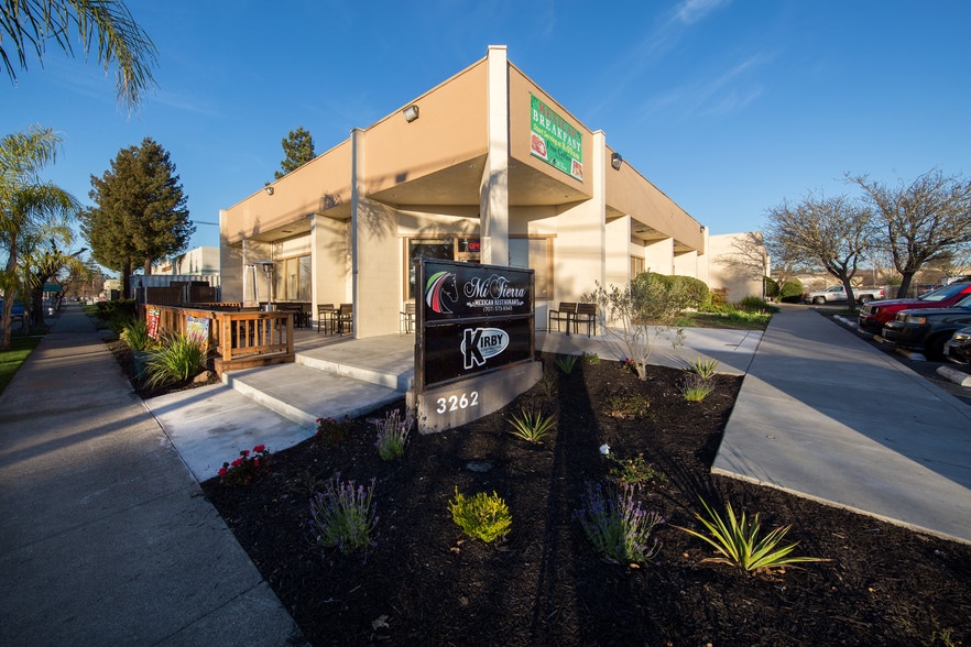 3262 Airway Dr, Santa Rosa, CA 95403