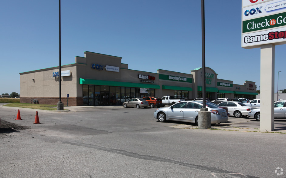 401-417 Windward Dr, Newton, KS for lease - Primary Photo - Image 1 of 6