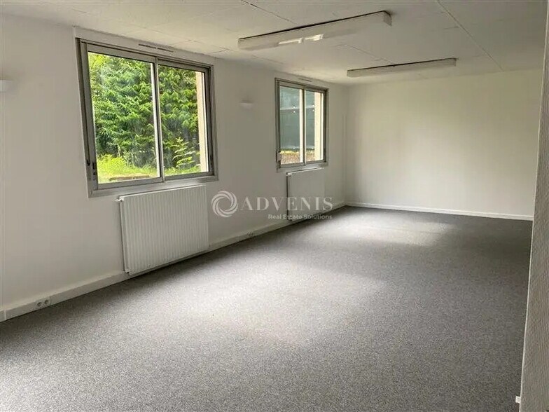 Office in Lyon for lease - Interior Photo - Image 2 of 12