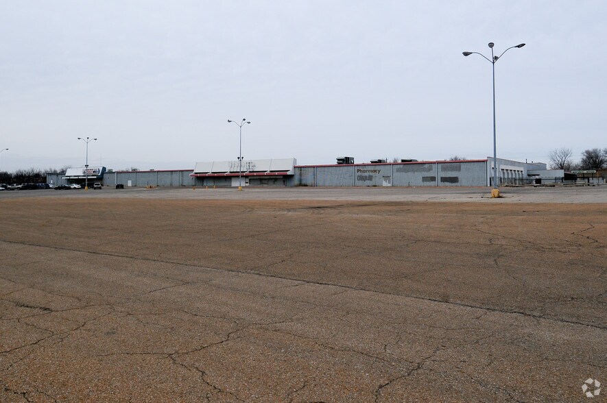 210-240 SE 29th St, Topeka, KS for sale - Primary Photo - Image 1 of 1