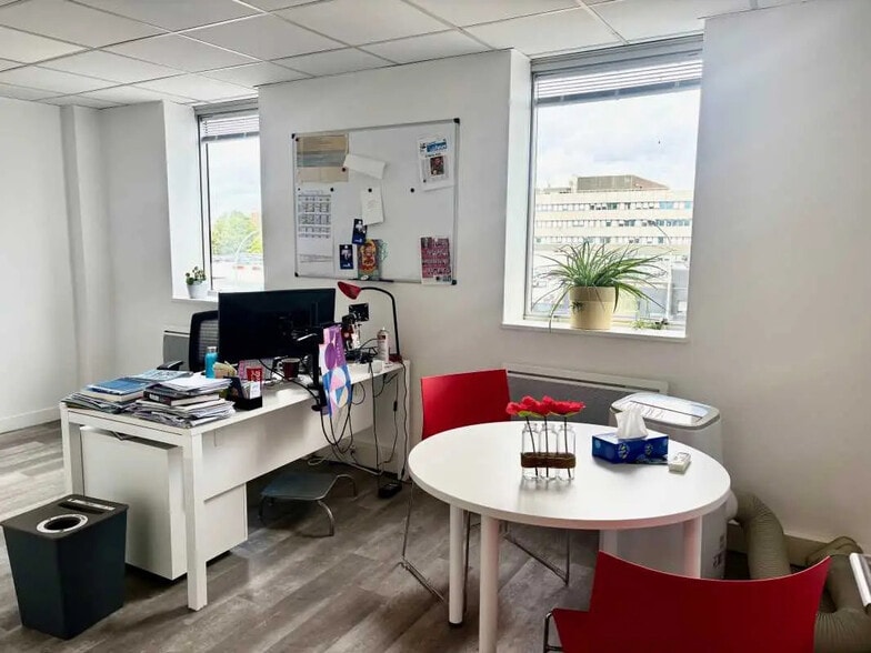 Office in Créteil for lease - Interior Photo - Image 2 of 10