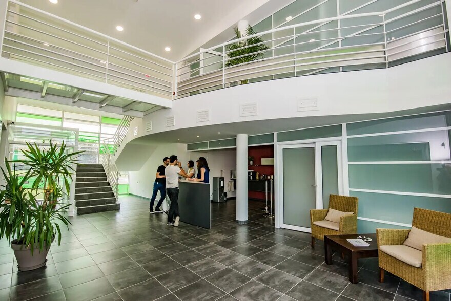 707 Chemin Du Quintin, Salon-de-Provence for lease - Lobby - Image 2 of 10