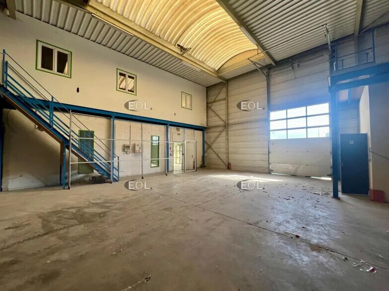 Flex in Claye-Souilly for lease - Interior Photo - Image 3 of 7