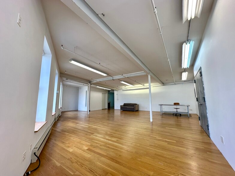 429 S 5th St, Brooklyn, NY for lease - Building Photo - Image 2 of 4