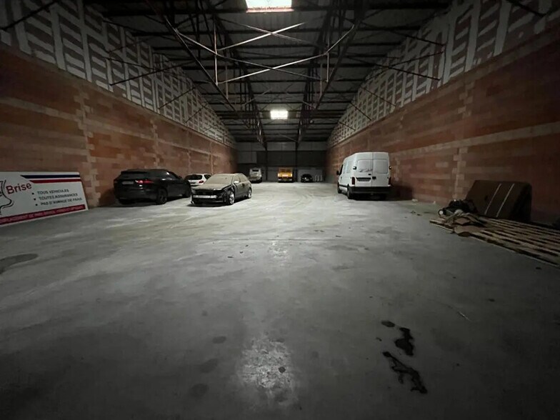 Retail in Besançon for lease - Building Photo - Image 2 of 5