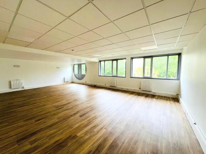 Office in Voisins-le-Bretonneux for lease - Interior Photo - Image 2 of 12