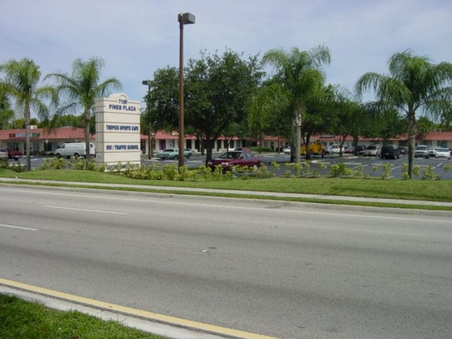 7100 Pines Blvd, Pembroke Pines, FL for lease - Building Photo - Image 1 of 1