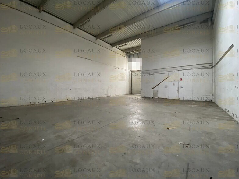 Flex in Saint-Denis for lease - Interior Photo - Image 3 of 16