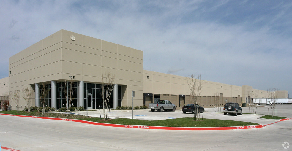 1011 N Royal Ln, Dallas, TX for lease - Building Photo - Image 2 of 8