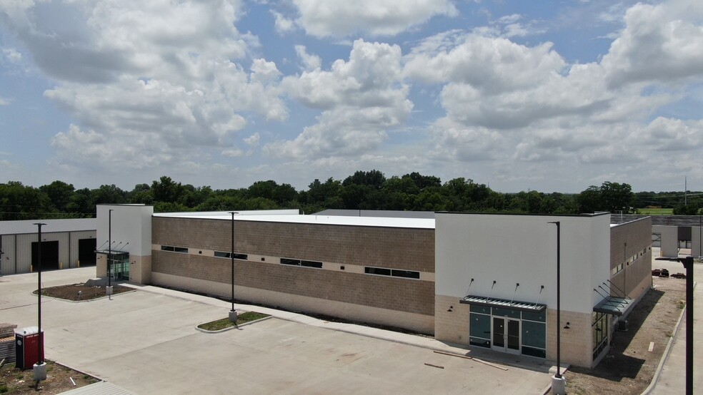 304 W Progress Dr, Sherman, TX for lease - Building Photo - Image 3 of 10
