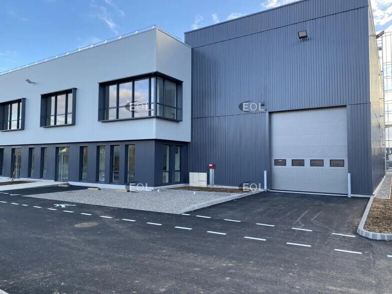 Flex in Saint-Priest for lease - Building Photo - Image 1 of 7