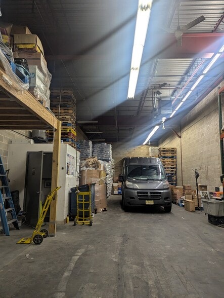 1132 49th Ave, Long Island City, NY for lease - Interior Photo - Image 2 of 2