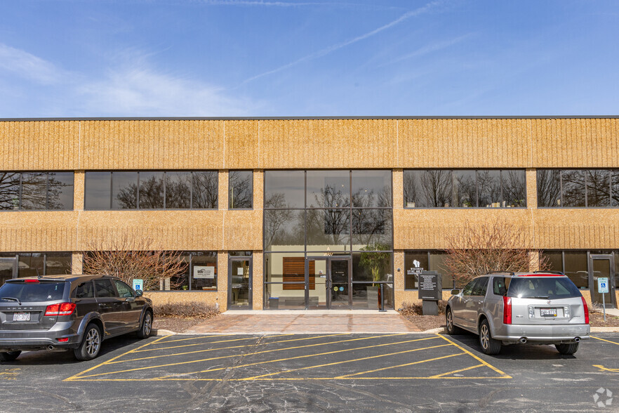 2607 N Grandview Blvd, Waukesha, WI for lease - Building Photo - Image 3 of 5