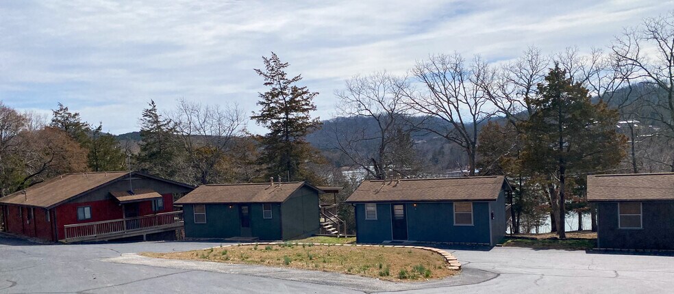 410 Vacation Ln, Reeds Spring, MO for sale - Primary Photo - Image 1 of 1