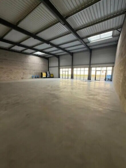 Retail in Le Thillay for lease - Interior Photo - Image 3 of 6