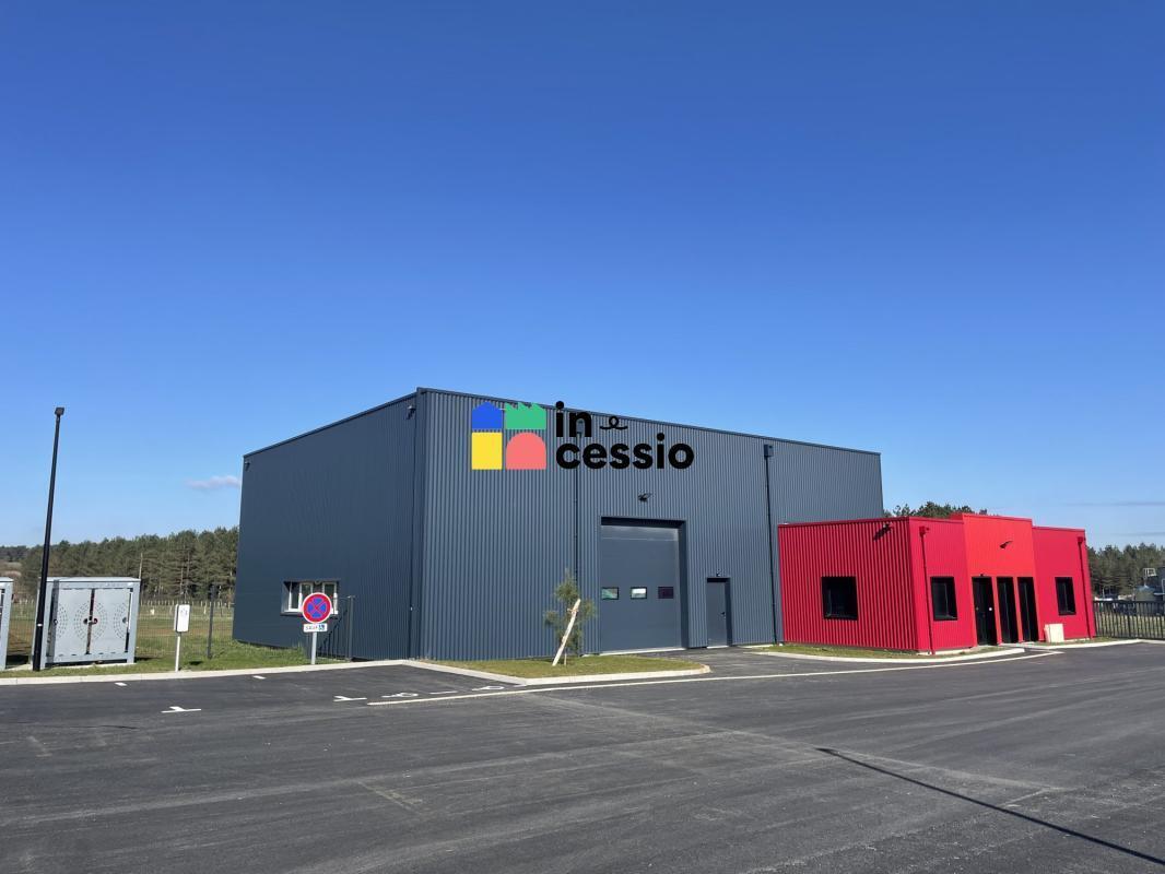 Flex in Requeil for lease Building Photo- Image 1 of 4