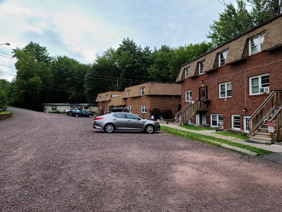 1020 Dorm Dr, Hurleyville, NY 12747
