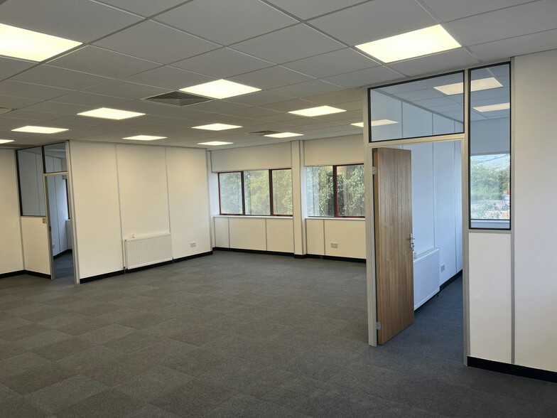 Broadfields Ct, Aylesbury for lease - Building Photo - Image 3 of 18