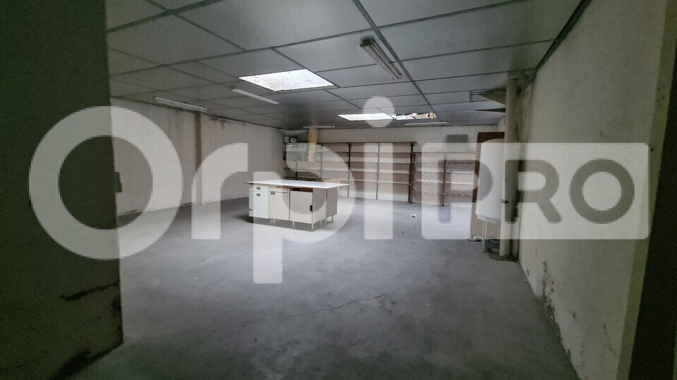 Retail in Commentry for lease - Interior Photo - Image 2 of 4