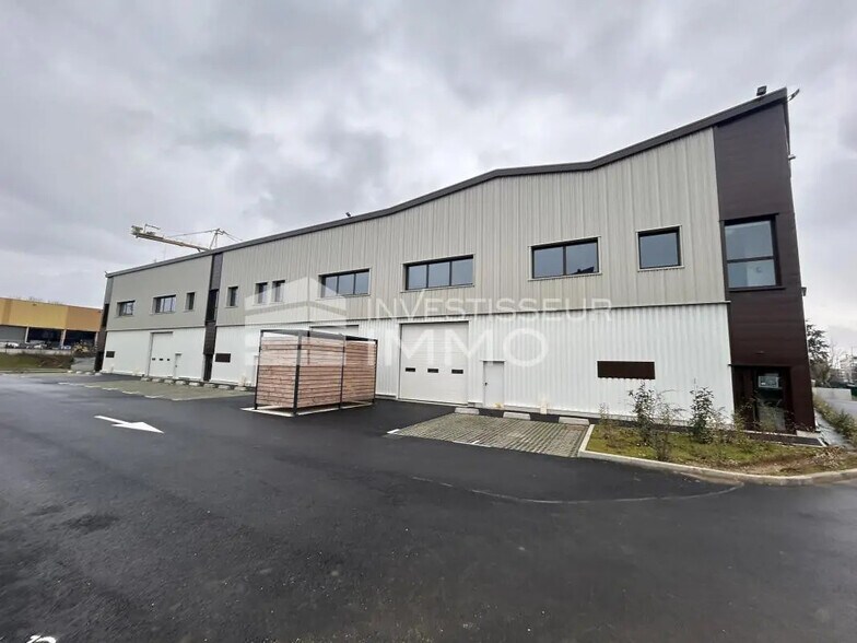 Flex in Osny for lease - Building Photo - Image 1 of 11