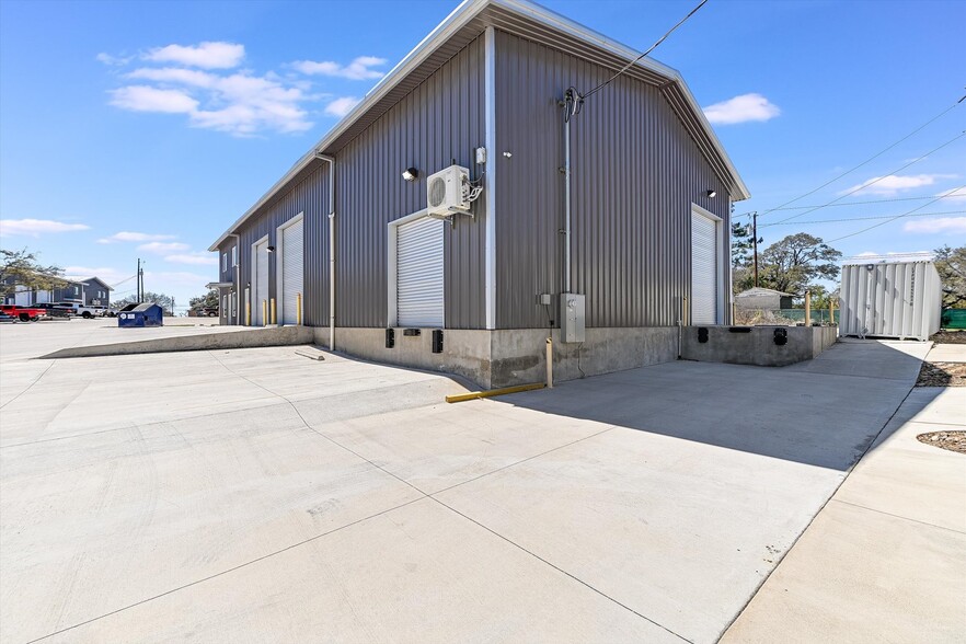 15210 Fitzhugh Rd, Austin, TX for sale - Building Photo - Image 2 of 18