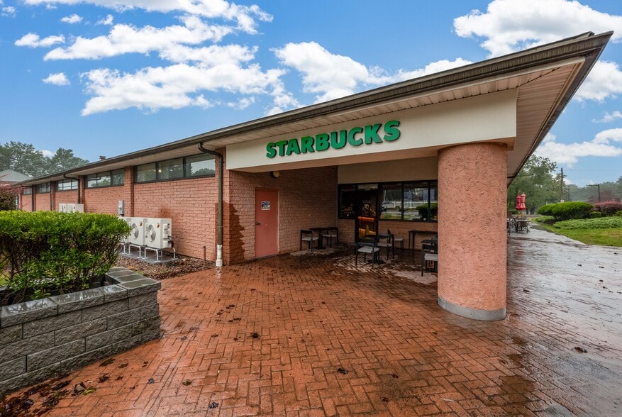 18 Cedar St, Newington, CT for lease - Building Photo - Image 1 of 22