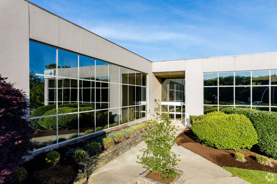 1275 Wampanoag Trl, East Providence, RI for sale - Primary Photo - Image 1 of 1