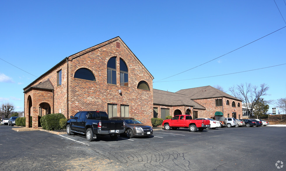 125 Riverbend Dr, Charlottesville, VA for lease - Building Photo - Image 3 of 15