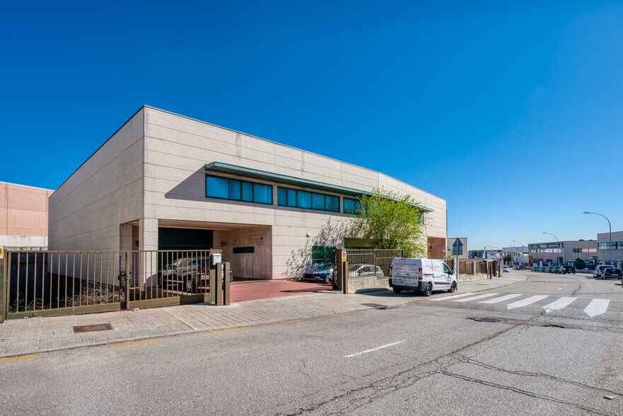 Calle Electrónica, 50, Alcorcón, Madrid for sale - Building Photo - Image 1 of 26