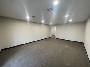 812 W Dallas St, Conroe, TX for lease Interior Photo- Image 2 of 3