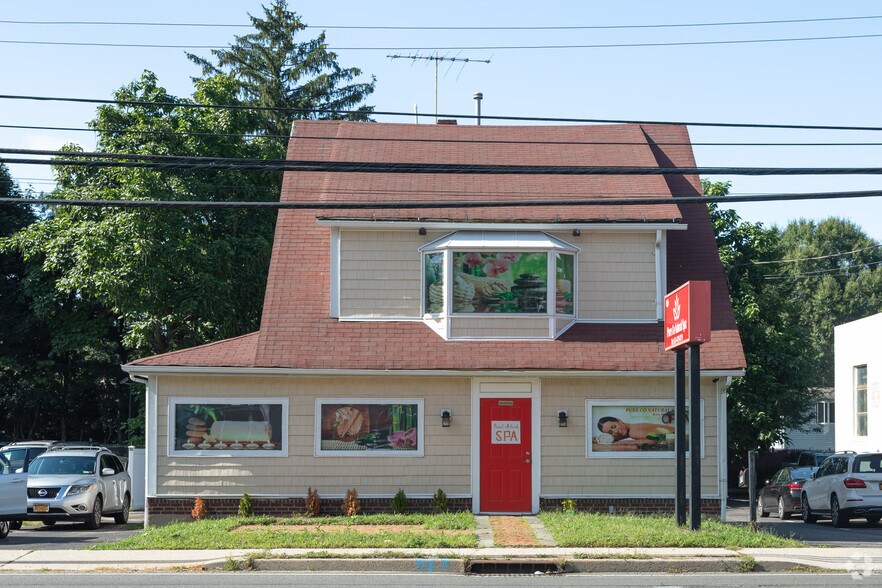 499 E Jericho Tpke, Huntington Station, NY 11746