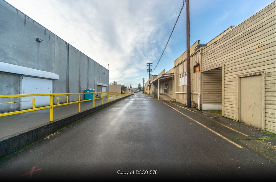 809 Edgewater St NW, Salem, OR for lease - Building Photo - Image 2 of 7