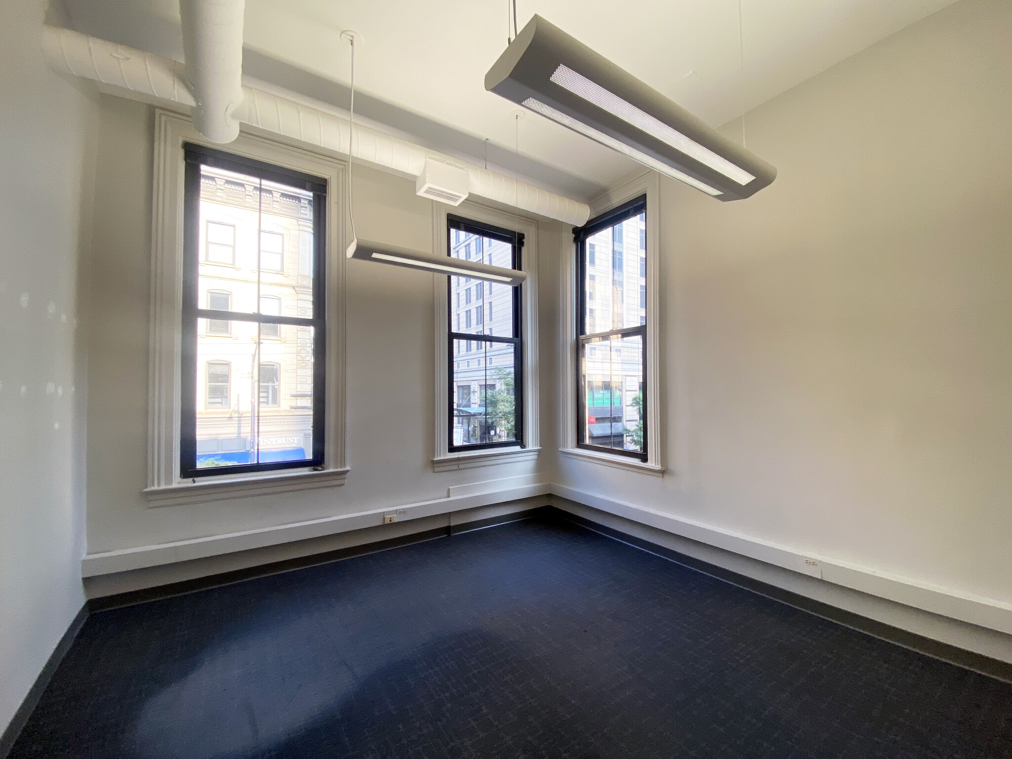 432 N Clark St, Chicago, IL for lease Interior Photo- Image 1 of 8