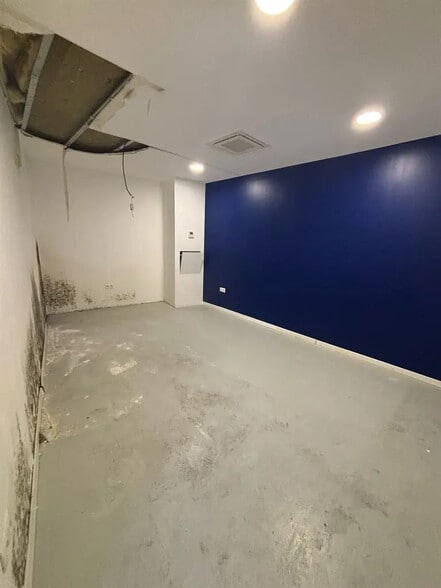 Retail in Paris for lease - Interior Photo - Image 1 of 9